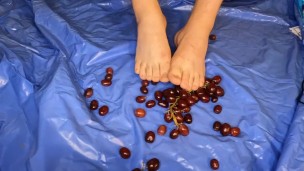 Man Toes VS Grapes Stroke and Crush