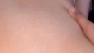 Voy a visitar a mi amiga por su cumpleaños y le doy su regalo de leche