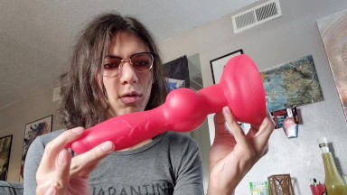 My Recommended beginner's Dildo (Toybox showcase 1) Bloopers in the back!!