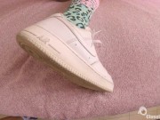 Mi hermanastra regresa del gimnasio y la encuentro en su cuarto con juegete sexual en el ano 1/16