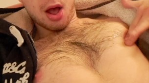 Ragazzo mostra il suo grosso cazzo mentre massaggia i suoi capezzoli (parlato in ITA)