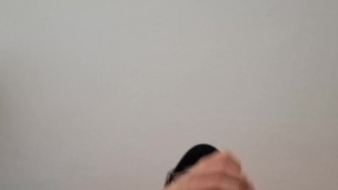 Il mio grosso cazzo va masturbato con due mani!