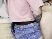 mi novia contrato a una empleada domestica y me la folle en la cocina y se dejo 9/16