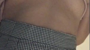 Putita caliente coquetea a la cámara mientras su novio no la ve