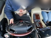 欲求不満な人妻はドライブ中に手コキで射精させてくる 7/16