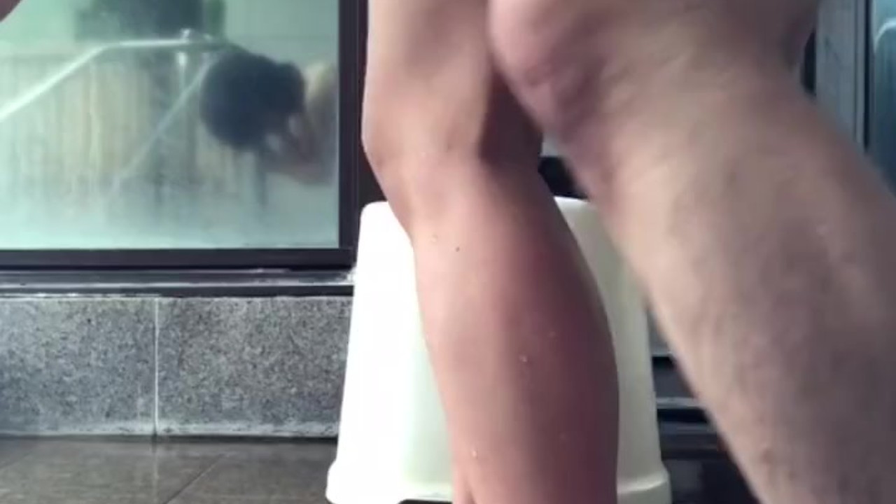 Lovey-dovey sex so as not to find out in the family bath❤️Creampie in a married woman's pussy - Free Sex Video - RedTube