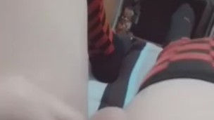 Femboy juega con su pene