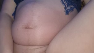 a esta perra joven y sexy le gusta masturbarse en la oficina de su suegro para dejarle la corrida