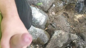 Me masturbo en un arroyo al aire libre para acabar en el agua