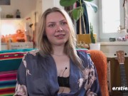 Ersties - 20-jährige Nelio aus Berlin macht es sich mit Fingern und Dildo 2/16