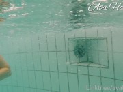 MILF exhibe ses seins dans une piscine publique 15/16