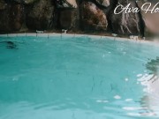 MILF exhibe ses seins dans une piscine publique 8/16