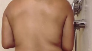 Depilándome mientras me baño