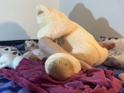 ME MASTURVO CON EL OSO DE PELUCHE HASTA QUE SIENTO UNA VERGA EN MI BOCA 4/16
