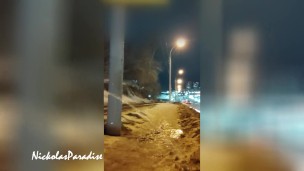 Горячий парень ссыт на публике возле оживленной дороги. Золотой дождь