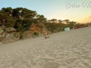 MILF exhibe sa chatte à tout le monde sur une plage textile publique 13/16