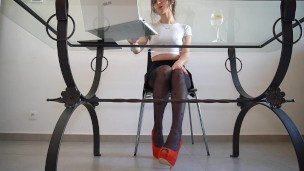 Sekretarka w rajstopach bez majtek w pracy, Mimibloou