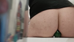 Je me gode avec une grosse courgette