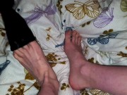 Spiele ein bisschen mit meinen Füßen 🤭🥰 4/16