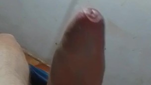 Joven tímido con su micropene