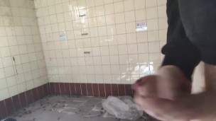 In einem verlassenen Haus gepisst und gewichst