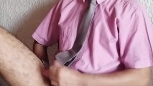 El empleado se masturba a chorros en la oficina