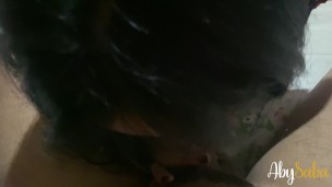 Le hago sexo oral a mi compañero de cuarto mientras lo seduzco con mis pies