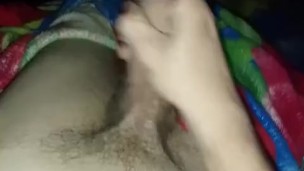 Sacudiendo una gran polla hasta correrse