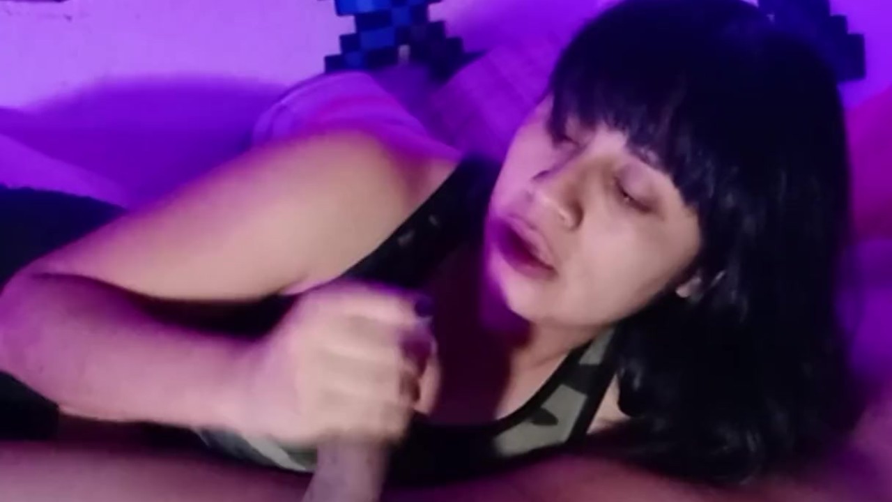 Este cliente me pidio que se la jalara y los recibiera en mis tetas.