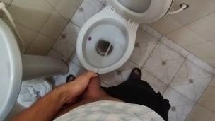 Chico sexy va al baño a orinar y no se masturba