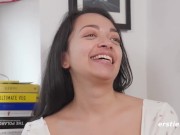 Ersties - Wiener Mädel Olivia masturbiert intensiv mit Dildo 2/16