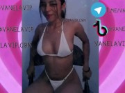 se desnuda mientras juega con su dildo