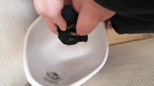 Petite bite humiliée au travail