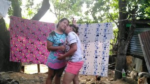 lesbiana excitada le es infiel a su novia con la mejor amiga culona en el patio de la casa