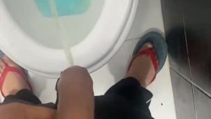 Me saco el pene para orinar