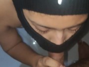 Le encanta mamar verga a esta putita en el baño
