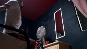 En la oscuridad de su habitación, el modelo contempla (con vanidad) la hermosura de su masturbación.