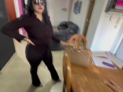 Se COJE bien duro al hombre que le COLOCA el AIRE ACONDICIONADO porque no tiene dinero para pagarle 2/16