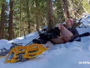 Ersties - Heißer Squirt mit Analplug abseits der Ski-Piste 12/16