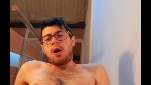 Ragazzo si diverte che manca poco a sborrare