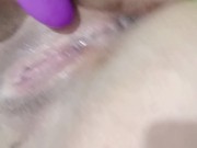 Putita se toca dejando su coñito jugoso para ti