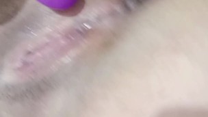 Putita se toca dejando su coñito jugoso para ti