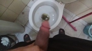 Chico sexy orinando bien rico hasta la última gota