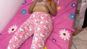 Mi Hermanastro Celoso Me Folla en la Madrugada en mi Cama