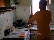 VOST engl - Cet inférieur soumis nu et chaste prépare des crevettes.