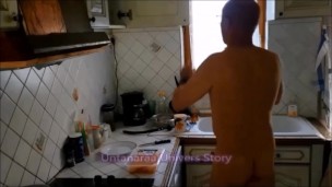 VOST engl - Cet inférieur soumis nu et chaste prépare des crevettes.