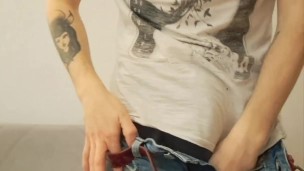 Il cazzo di questo ragazzo sarà il tuo preferito con quel precum da leccare