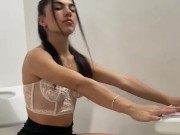 estudiante paisa Colombiana masturbándose en la oficina y se corre ruidosamente 2/16