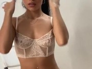 estudiante paisa Colombiana masturbándose en la oficina y se corre ruidosamente 7/16