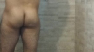 Ducha desnudo después del ejercicio